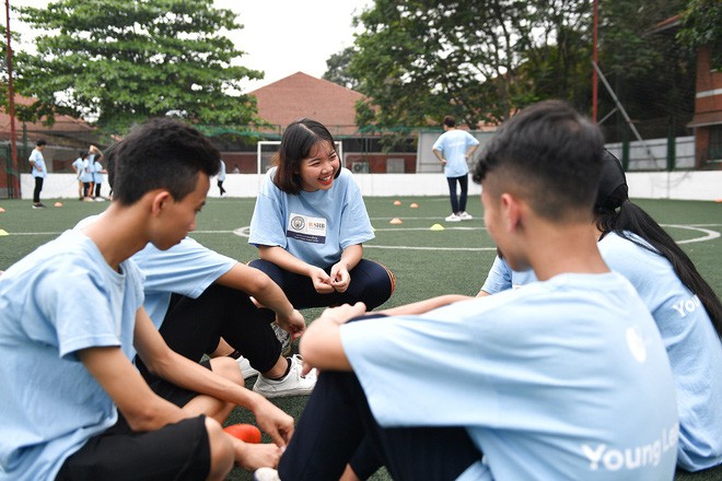 CLB Manchester City mở lớp dạy trẻ em Việt kỹ năng mềm thông qua bóng đá - Ảnh 4.