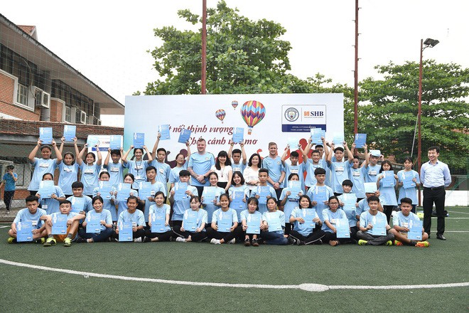 CLB Manchester City mở lớp dạy trẻ em Việt kỹ năng mềm thông qua bóng đá - Ảnh 5.
