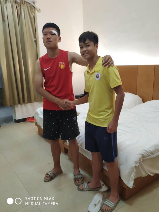 Cầu thủ U17 Hà Nội tới tận phòng xin lỗi đồng nghiệp sau tình huống đánh người tại giải giao hữu - Ảnh 3.