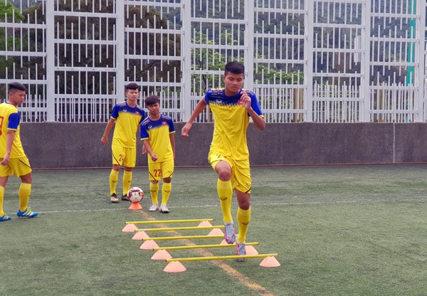HLV Hoàng Anh Tuấn tranh thủ giờ nghỉ trưa bàn kế sách cho U18 Việt Nam trước ngày ra mắt - Ảnh 1.