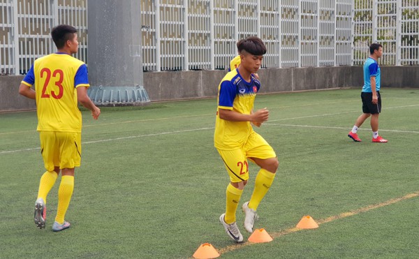 HLV Hoàng Anh Tuấn tranh thủ giờ nghỉ trưa bàn kế sách cho U18 Việt Nam trước ngày ra mắt - Ảnh 2.