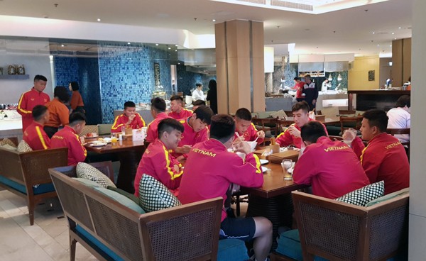 HLV Hoàng Anh Tuấn tranh thủ giờ nghỉ trưa bàn kế sách cho U18 Việt Nam trước ngày ra mắt - Ảnh 3.