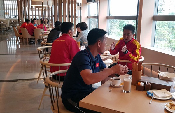HLV Hoàng Anh Tuấn tranh thủ giờ nghỉ trưa bàn kế sách cho U18 Việt Nam trước ngày ra mắt - Ảnh 4.