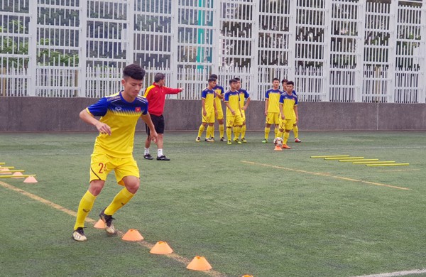 HLV Hoàng Anh Tuấn tranh thủ giờ nghỉ trưa bàn kế sách cho U18 Việt Nam trước ngày ra mắt - Ảnh 5.
