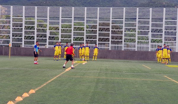 HLV Hoàng Anh Tuấn tranh thủ giờ nghỉ trưa bàn kế sách cho U18 Việt Nam trước ngày ra mắt - Ảnh 7.