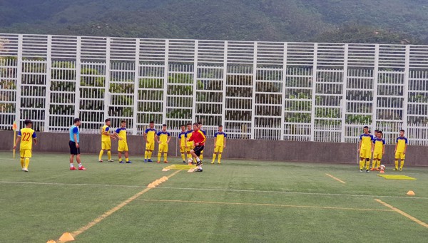 HLV Hoàng Anh Tuấn tranh thủ giờ nghỉ trưa bàn kế sách cho U18 Việt Nam trước ngày ra mắt - Ảnh 8.