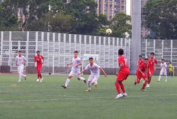 U18 Việt Nam thắng kịch tính U18 Singapore trong ngày ra quân tại giải giao hứu Tứ hùng ở Hong Kong (Trung Quốc) - Ảnh 1.