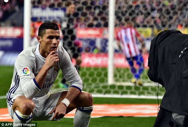Quang Hải tái hiện màn ăn mừng ngạo nghễ của Ronaldo sau khi ghi bàn nhấn chìm Hải Phòng - Ảnh 4.