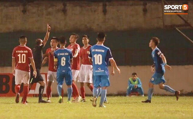 Hai cầu thủ Hà Tĩnh nhận thẻ đỏ ở trận đấu với Phố Hiến FC vì cùng một lỗi đánh nguội - Ảnh 2.