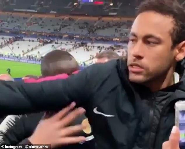 Cầu thủ đắt giá nhất thế giới Neymar nổi đóa, đấm CĐV không trượt phát nào sau khi bại trận tại chung kết cúp Quốc gia Pháp - Ảnh 3.