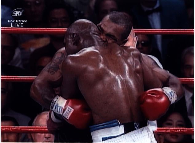 Hơn 20 năm sau pha cắn tai kinh hoàng, huyền thoại Mike Tyson hối hận: Tôi sai rồi! Cả cuộc đời tôi là sự hối tiếc - Ảnh 2.