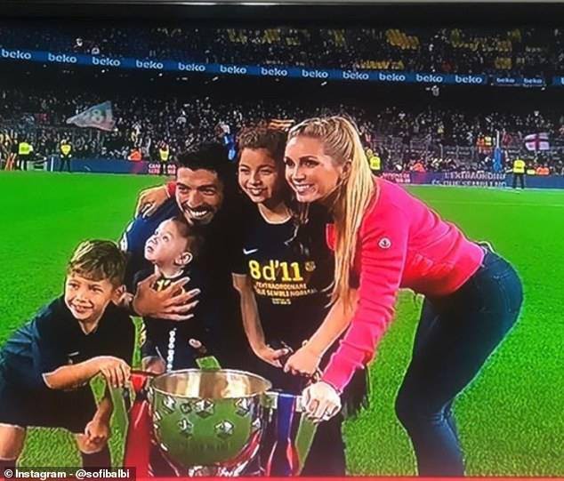 The family of Messi and Suarez together celebrate the La Liga championship - Photo 3.