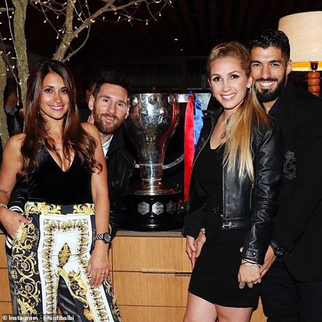 The family of Messi and Suarez together celebrate the La Liga championship - Photo 1.