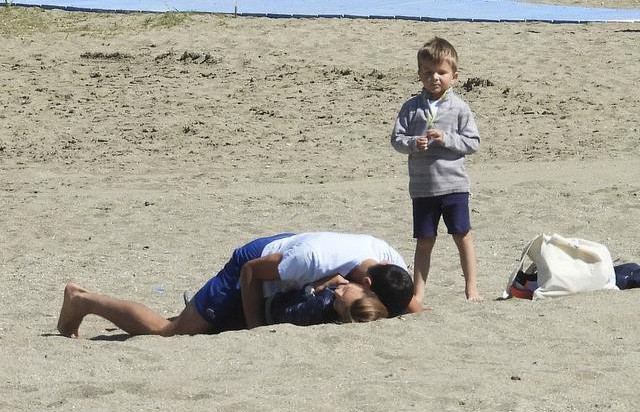 Chứng kiến cha mẹ âu yếm trên bãi biển, con trai của tay vợt số 1 thế giới đã có hành động siêu đáng yêu như thế này đây - Ảnh 2.