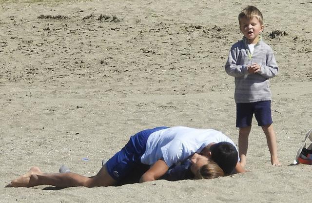 Chứng kiến cha mẹ âu yếm trên bãi biển, con trai của tay vợt số 1 thế giới đã có hành động siêu đáng yêu như thế này đây - Ảnh 3.