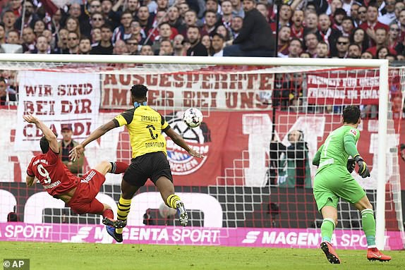 Trận siêu kinh điển nước Đức: Bayern Munich nuốt chửng Dortmund bằng 4 bàn ngay trong hiệp một - Ảnh 4.
