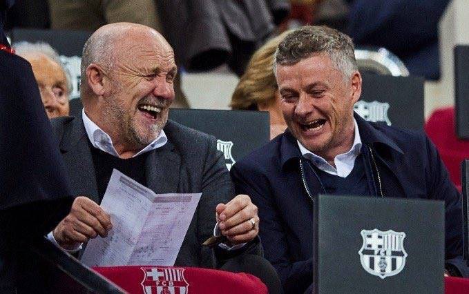 Solskjaer cười sảng khoái khi đi trinh thám Barcelona, fan MU trêu: Khoảnh khắc những người bán hành nhận ra khách hàng tiềm năng - Ảnh 3.
