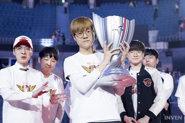 Choáng với màn phô diễn kỹ năng siêu đẳng của game thủ SKT T1 trước khi sang Việt Nam dự MSI 2019 - Ảnh 2.