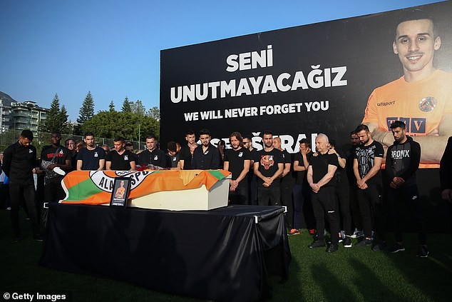 Vụ tai nạn thương tâm ở Thổ Nhĩ Kỳ: Đồng đội khóc nghẹn, vĩnh biệt tuyển thủ CH Séc về nơi an nghỉ cuối cùng - Ảnh 7.