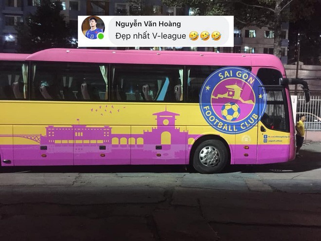 Thủ môn Văn Hoàng khẳng định xe buýt màu hường của Sài Gòn FC đẹp nhất V.League  - Ảnh 1.