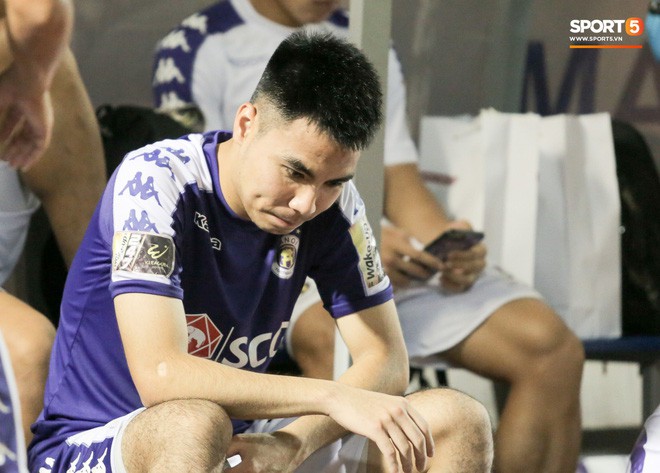 Bùi Tiến Dũng chán nản, không khí Hà Nội FC ảm đạm vì thua thảm trước CLB Thanh Hoá - Ảnh 8.