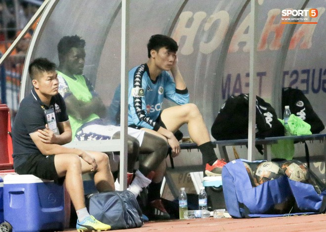 Bùi Tiến Dũng chán nản, không khí Hà Nội FC ảm đạm vì thua thảm trước CLB Thanh Hoá - Ảnh 3.