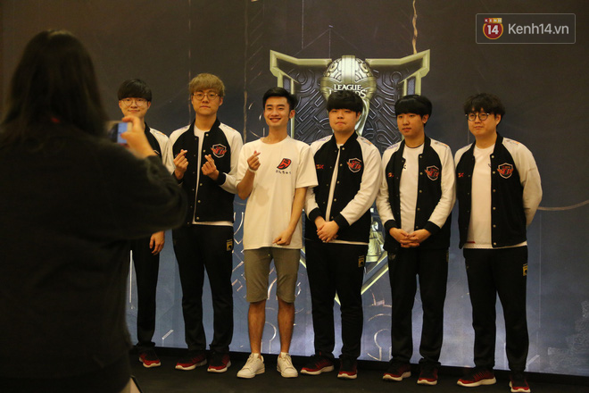 Người hâm mộ Việt Nam thỏa ước mơ chụp ảnh cùng Faker trong ngày thi đấu thứ 3 vòng bảng MSI - Ảnh 5.