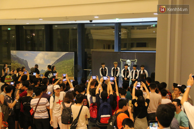 Người hâm mộ Việt Nam thỏa ước mơ chụp ảnh cùng Faker trong ngày thi đấu thứ 3 vòng bảng MSI - Ảnh 7.