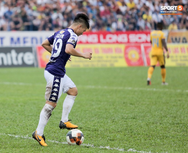 Quang Hải nổi cáu vì cậu bé nhặt bóng câu giờ trong ngày Hà Nội FC thất bại trước Thanh Hóa - Ảnh 3.