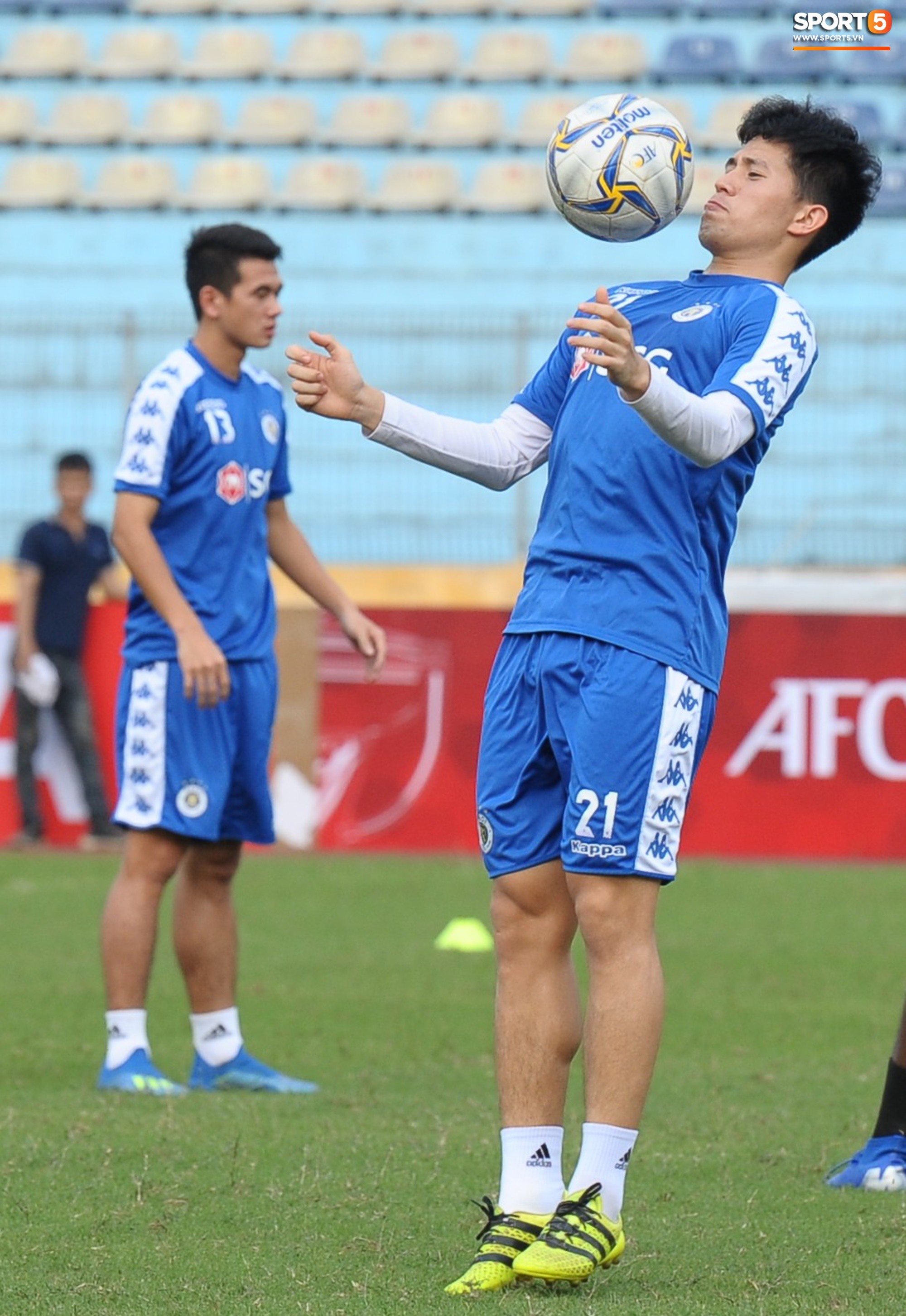 Gạt đi nỗi buồn về chiếc thẻ đỏ, Đình Trọng thoải mái tập luyện chuẩn bị đối đầu Tampines Rovers ở AFC Cup - Ảnh 2.