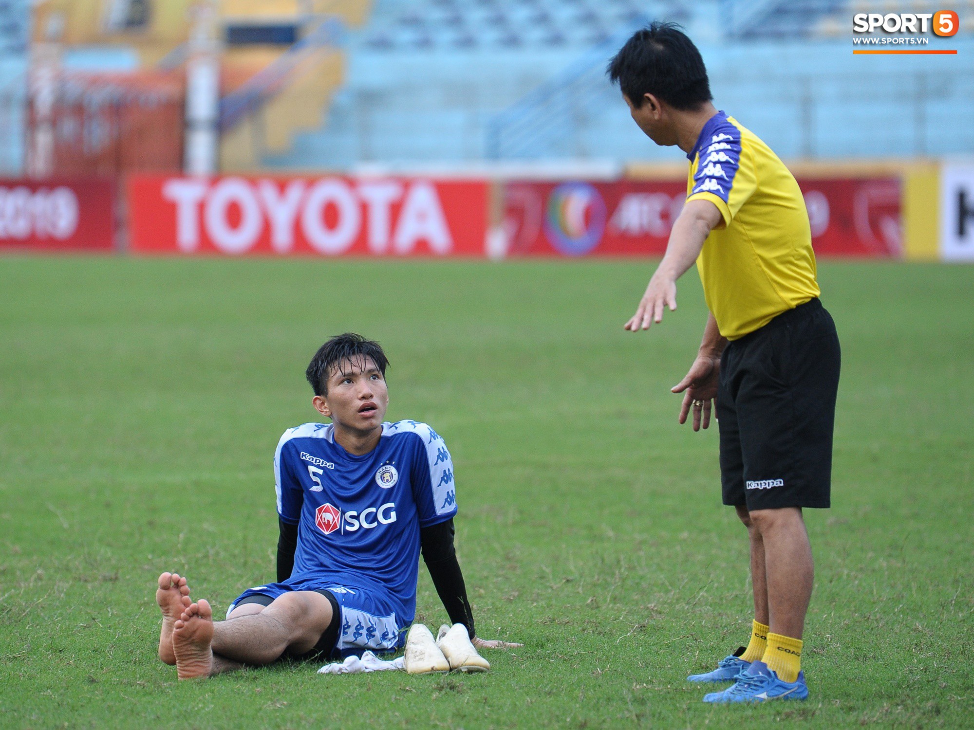 Gạt đi nỗi buồn về chiếc thẻ đỏ, Đình Trọng thoải mái tập luyện chuẩn bị đối đầu Tampines Rovers ở AFC Cup - Ảnh 6.
