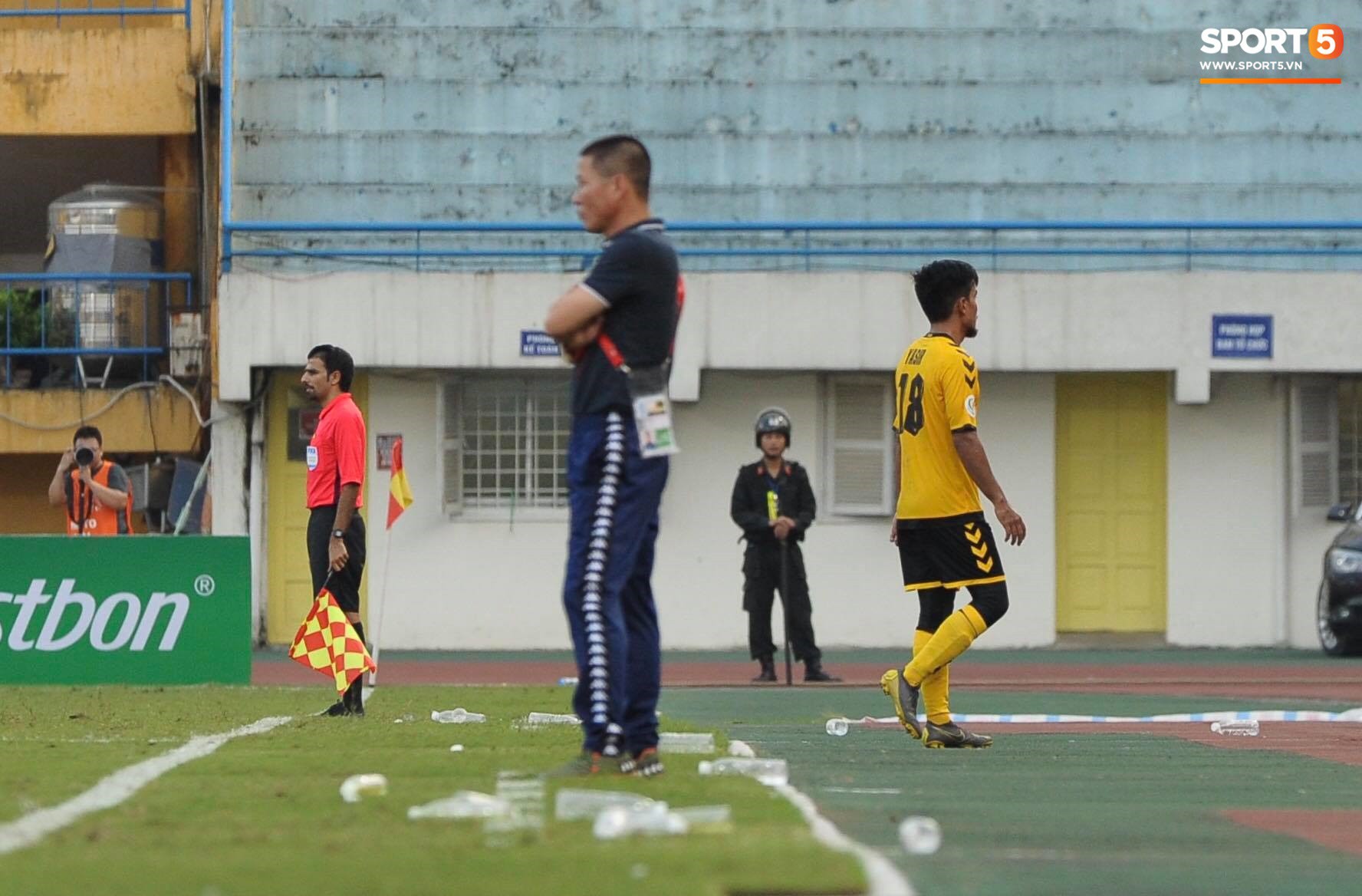 Dùng tiểu xảo với Đình Trọng, tiền vệ Singapore phải nhận thẻ đỏ ngậm ngùi rời sân - Ảnh 2.