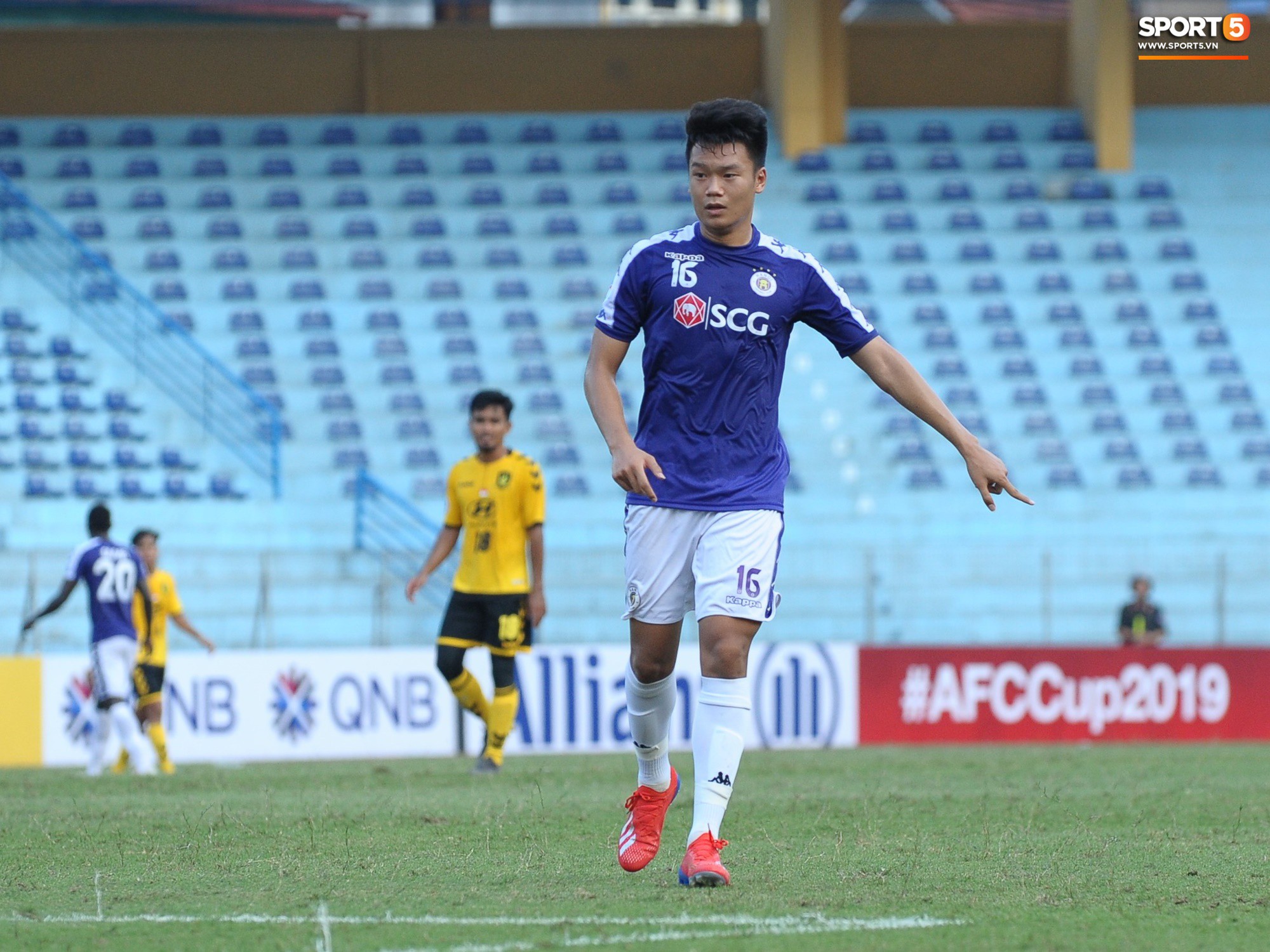 Những hình ảnh cho thấy Thành Chung lém lỉnh, tinh quái thế nào khi thay thế Duy Mạnh ở Hà Nội FC - Ảnh 1.