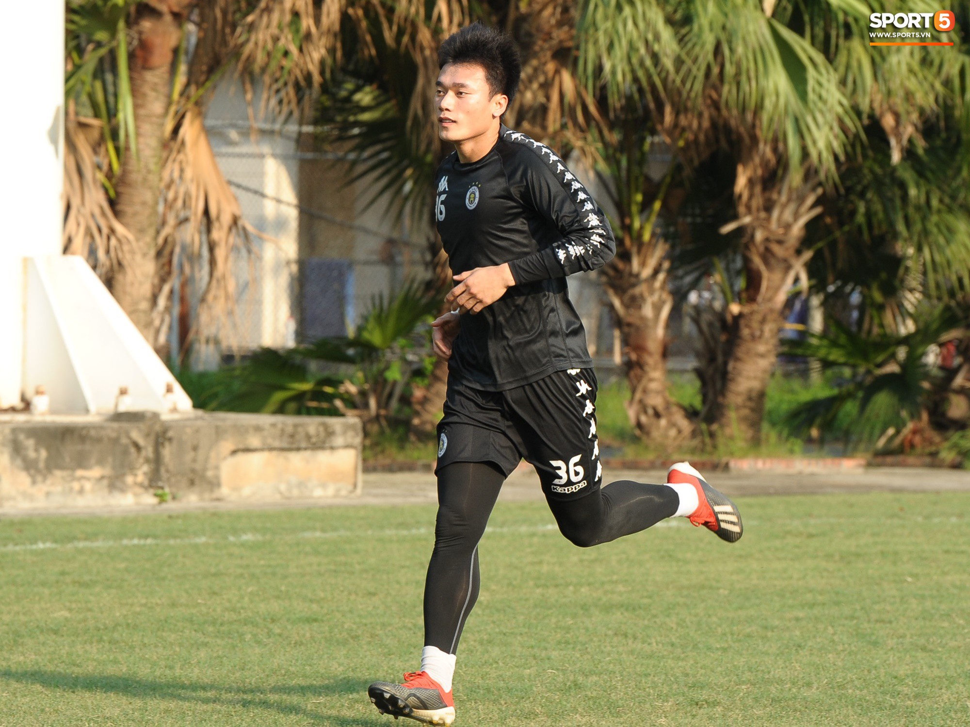 Bùi Tiến Dũng tỉ mỉ tới từng chi tiết trước buổi tập của Hà Nội FC - Ảnh 5.