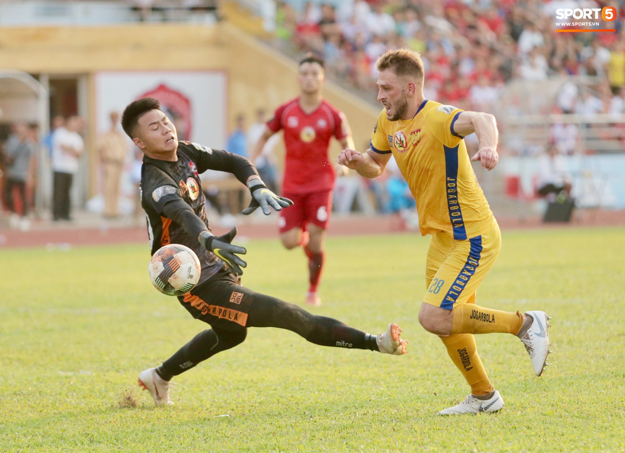 Cầu thủ Thanh Hóa và Hải Phòng khiến khán giả phải theo dõi trận đấu nóng hơn 40 độ - Ảnh 5.