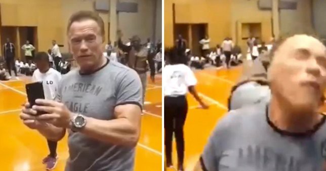 Kẻ hủy diệt Arnold Schwarzenegger bất ngờ bị một fan cuồng đạp mạnh từ phía sau nhưng phản ứng sau đó của ông mới đáng chú ý - Ảnh 2.