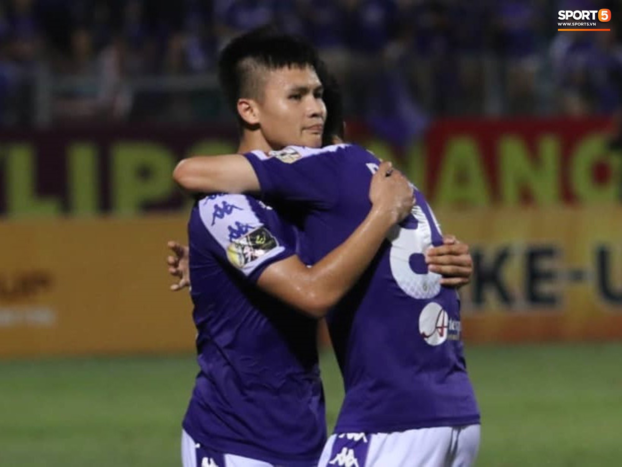 Tiền vệ tuyển Việt Nam ăn mừng bàn thắng kiểu bụng bầu tiết lộ chuyện sắp làm bố  - Ảnh 2.