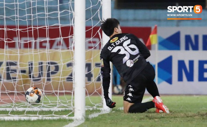 CLB Hà Nội 3-2 Đà Nẵng: Nhà vô địch thắng toát mồ hôi trong ngày ra mắt của Bùi Tiến Dũng - Ảnh 2.
