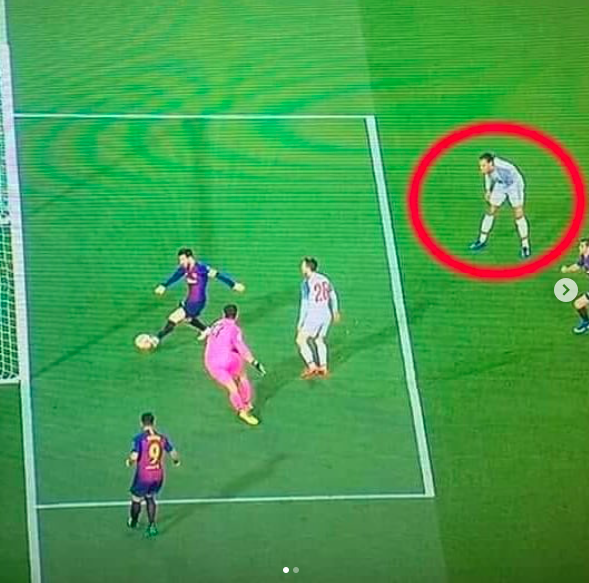 Hậu vệ hay nhất thế giới khom lưng chống gối, bất lực nhìn Messi ghi bàn - Ảnh 1.