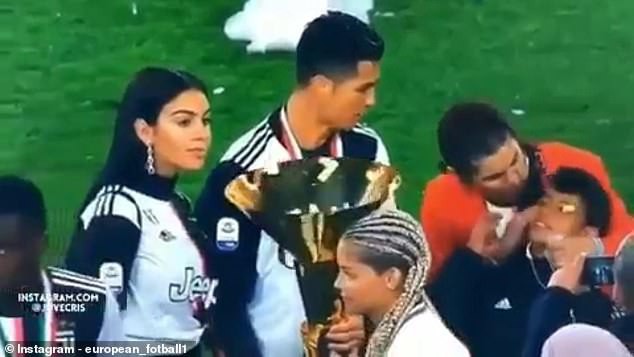 Ronaldo sơ ý để chiếc cúp có cạnh sắc nhọn cào vào mắt cậu con trưởng - Ảnh 2.