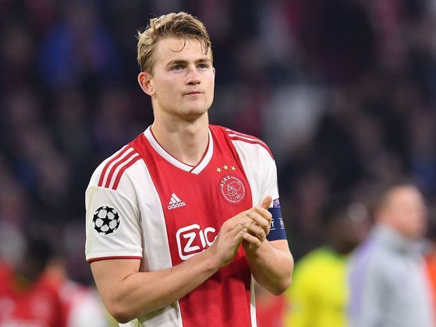 Đội trưởng 19 tuổi đẹp trai như thiên thần của Ajax pose hình cực cute trong album kỷ niệm vô địch Hà Lan - Ảnh 7.