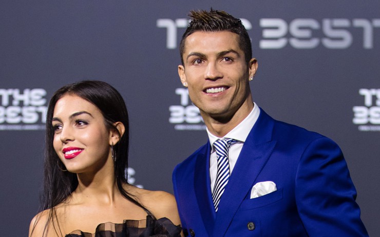 Chẳng cần hở bạo như Ngọc Trinh, bạn gái Ronaldo vẫn khiến fan ná thở vì quá xinh đẹp, nóng bỏng và thần thái ngút ngàn khi xuất hiện ở Cannes - Ảnh 6.