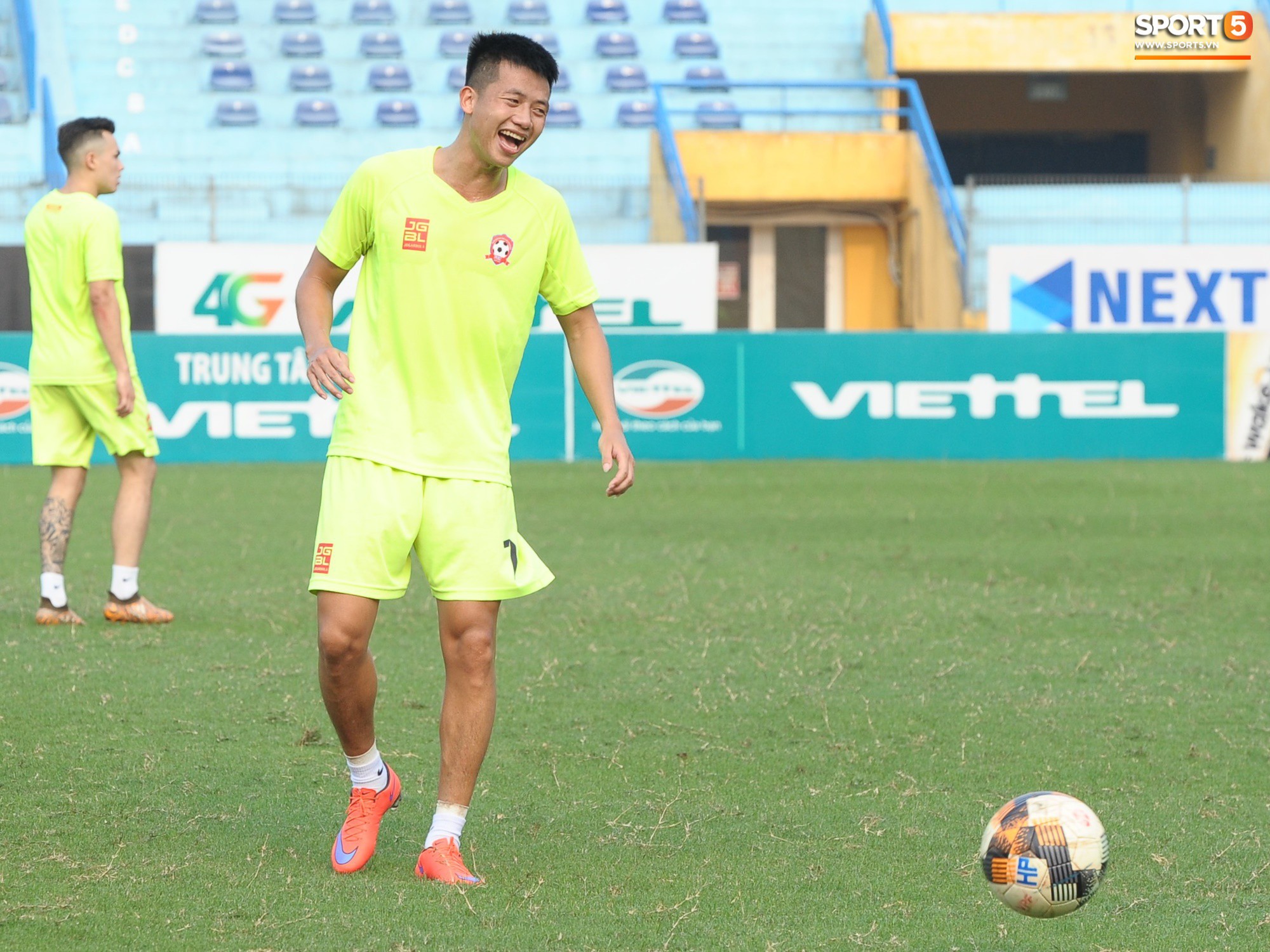 Thủ môn trẻ của U23 Việt Nam tập làm bác sĩ, chăm sóc đồng đội - Ảnh 10.