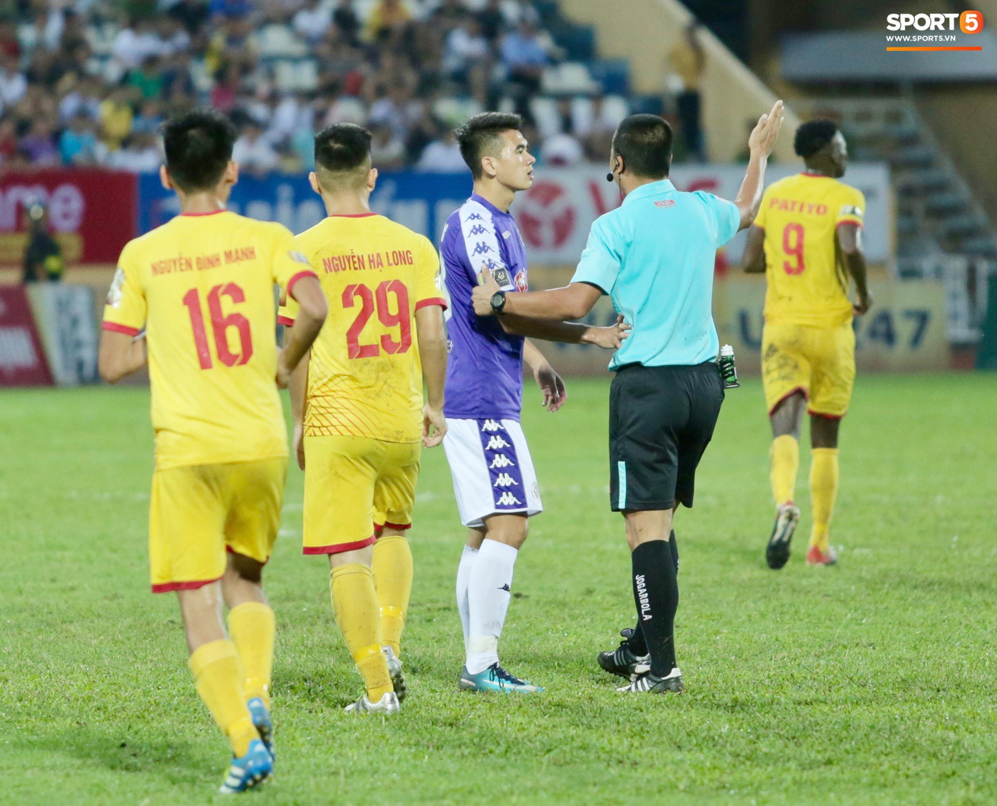 Quang Hải phản ứng mạnh với trọng tài trong ngày Hà Nội FC thất bại muối mặt trước Nam Định FC - Ảnh 3.