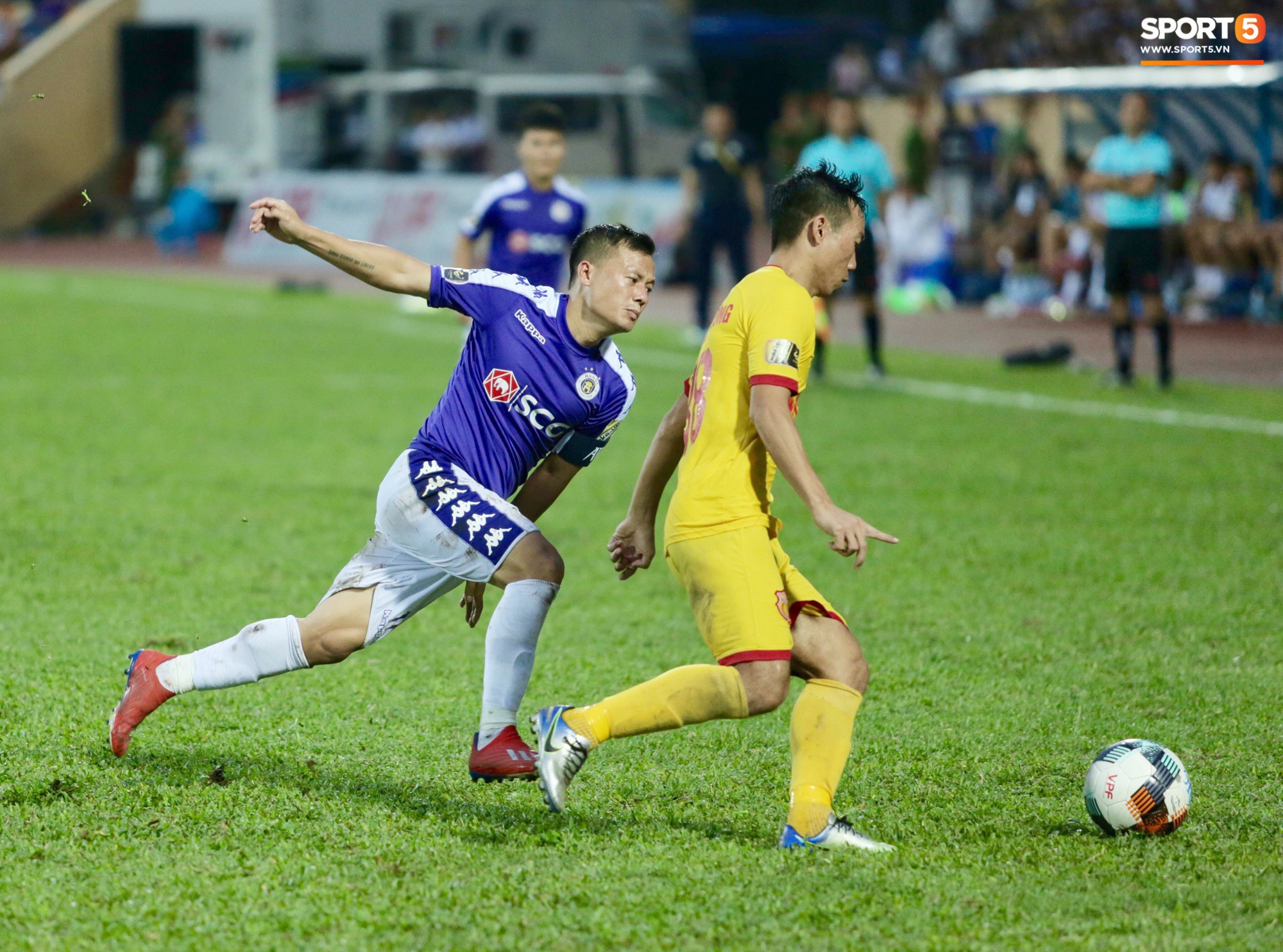 Quang Hải phản ứng mạnh với trọng tài trong ngày Hà Nội FC thất bại muối mặt trước Nam Định FC - Ảnh 6.