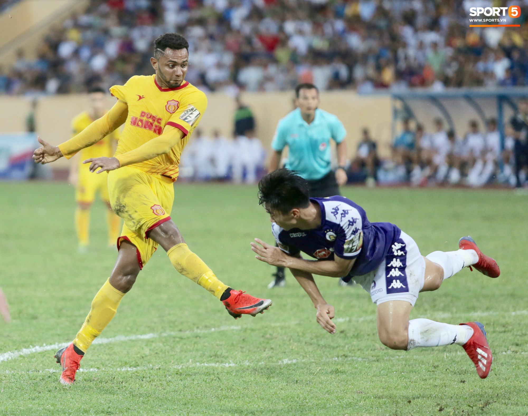 Quang Hải phản ứng mạnh với trọng tài trong ngày Hà Nội FC thất bại muối mặt trước Nam Định FC - Ảnh 7.