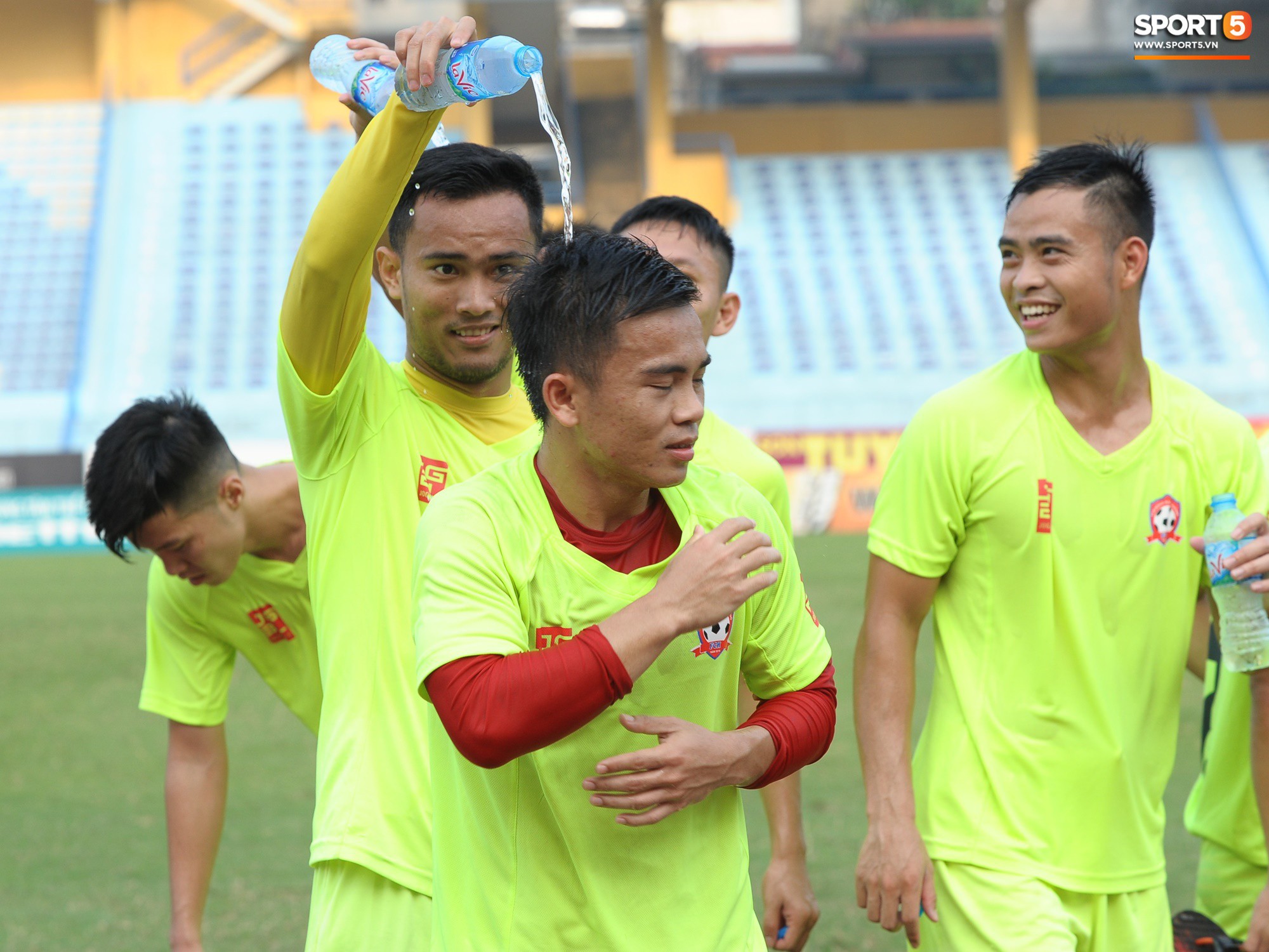 Thủ môn trẻ của U23 Việt Nam tập làm bác sĩ, chăm sóc đồng đội - Ảnh 6.