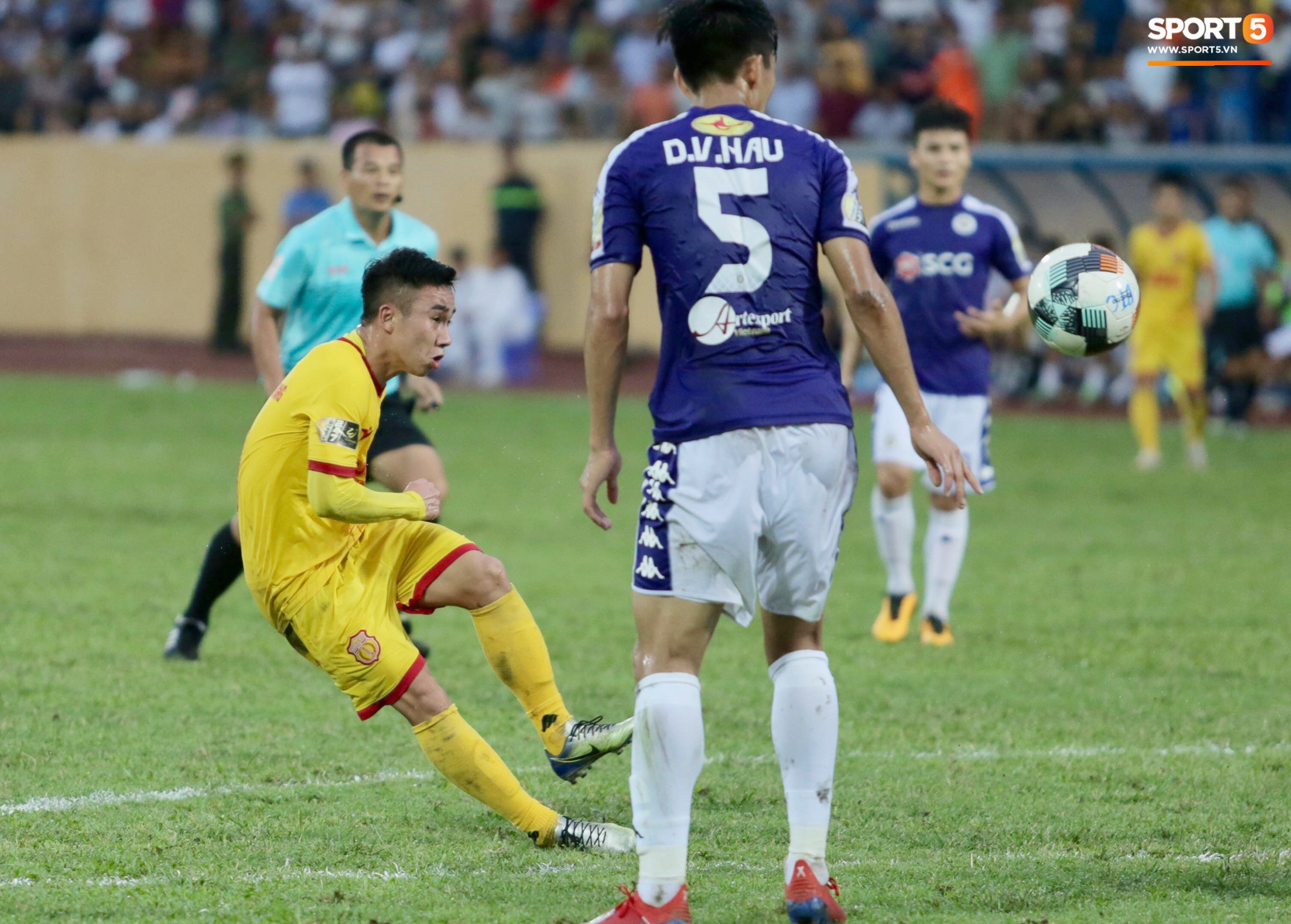 Quang Hải phản ứng mạnh với trọng tài trong ngày Hà Nội FC thất bại muối mặt trước Nam Định FC - Ảnh 8.