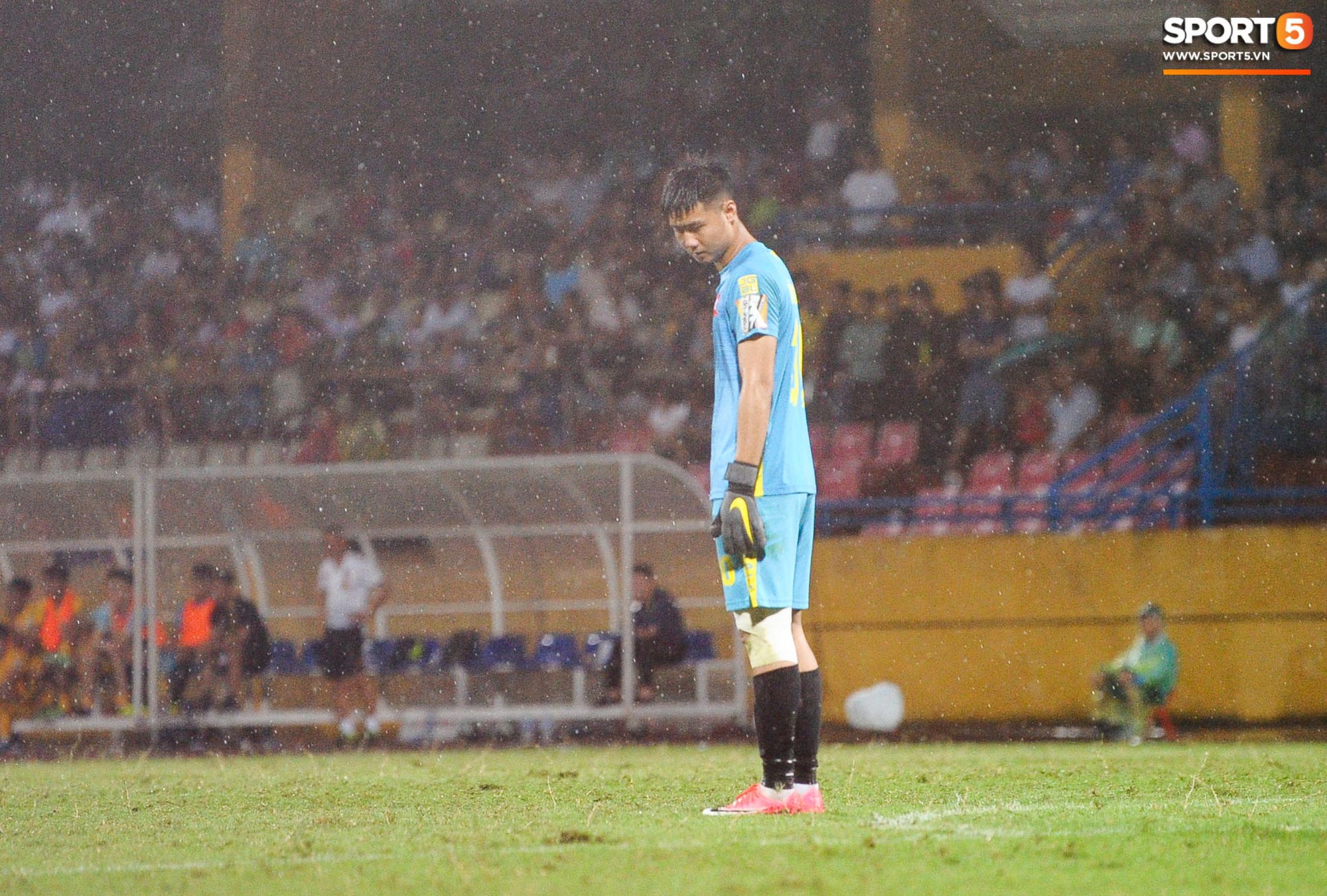 Thủ môn trẻ tài năng của U23 Việt Nam nhận lời cảnh báo sau trận thuỷ chiến trên sân Hàng Đẫy - Ảnh 1.