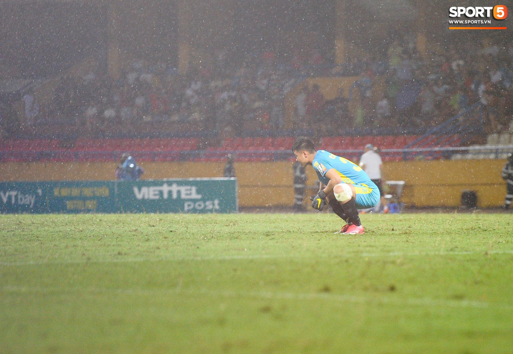 Thủ môn trẻ tài năng của U23 Việt Nam nhận lời cảnh báo sau trận thuỷ chiến trên sân Hàng Đẫy - Ảnh 2.